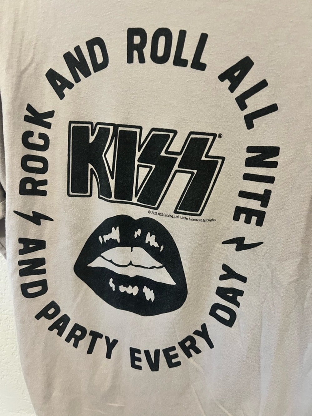 KISS Graphic Fringe Tee 2X Torrid Taupe Rock Band Lips Logo Beaded - Picture 6 of 6
